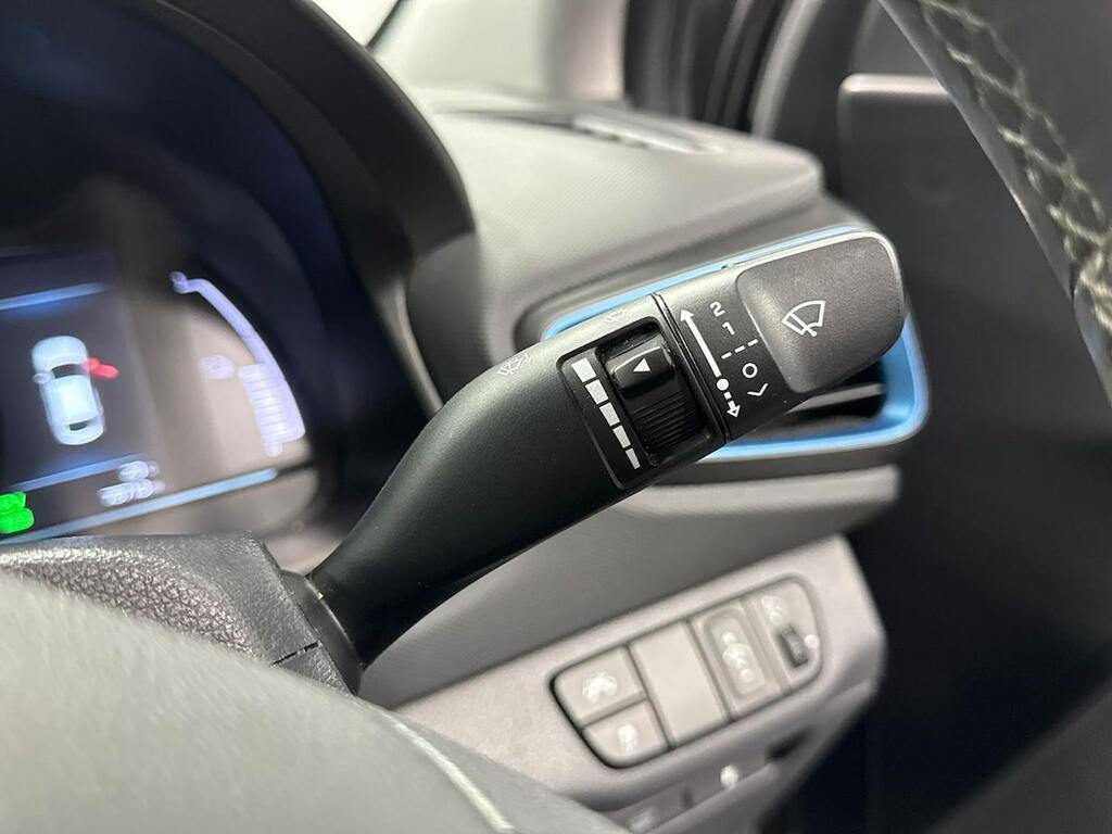 Hyundai Ioniq Premium White #26