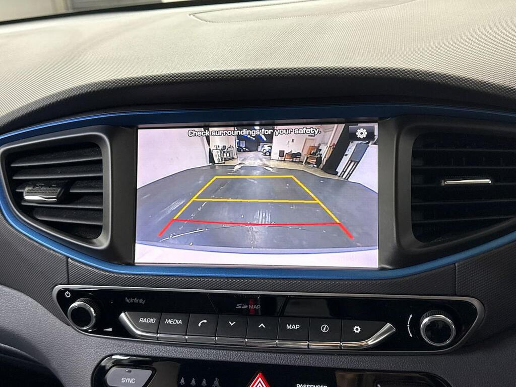 Hyundai Ioniq Premium White #23