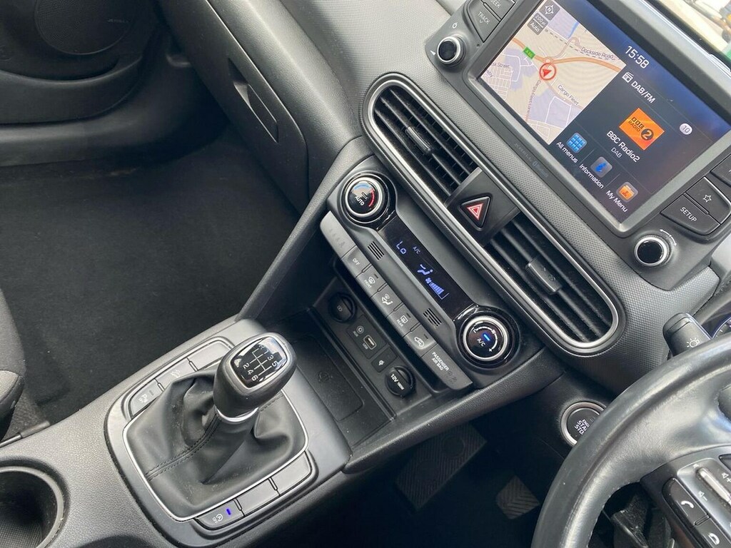 Hyundai Kona Kona Premium White #13