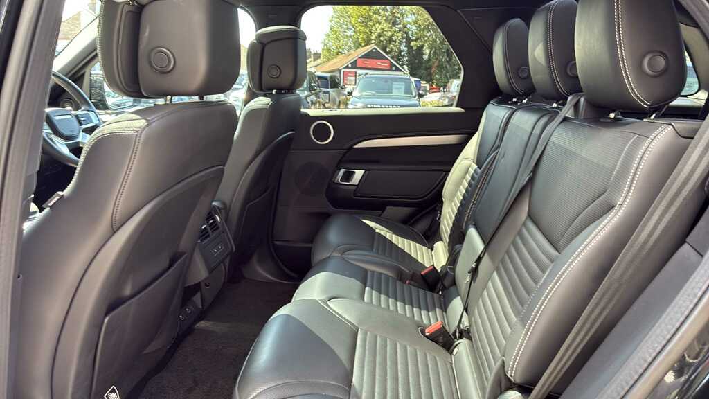 Land Rover Discovery 3.0 D350 Dynamic Hse Black #4