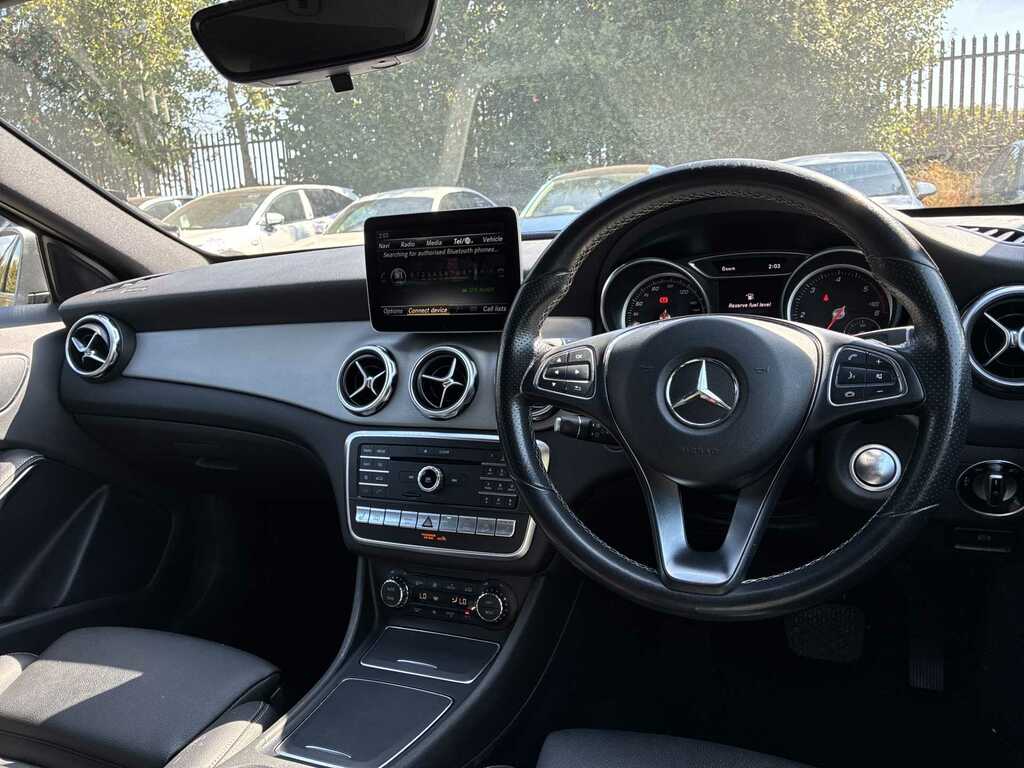 Mercedes-Benz GLA Class 200D Se Suv 7G-dct Euro 6 Ss 136 Ps Black #13
