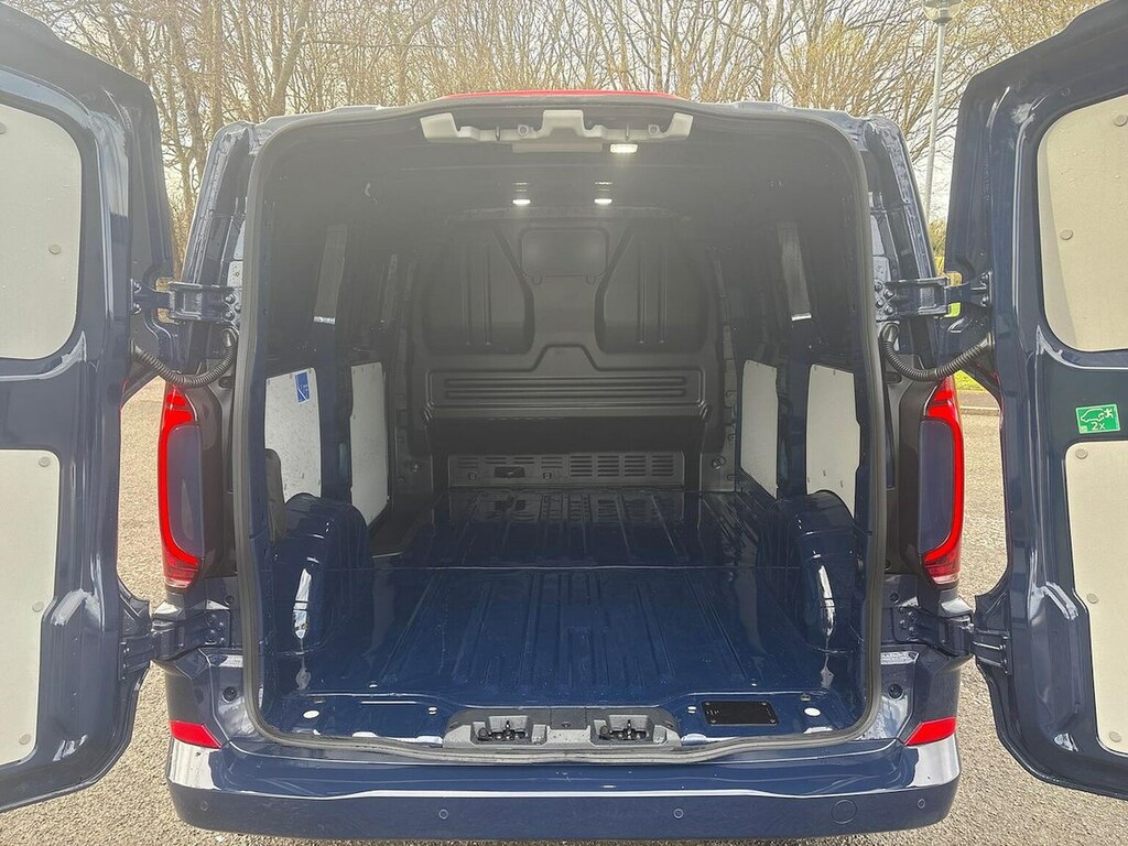 Volkswagen E-Transporter Swb 286Ps 65Kwh 5 Seats Red #17