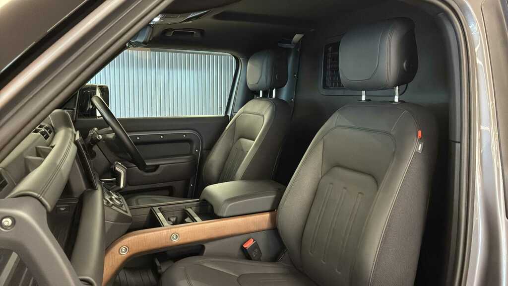 Land Rover Defender 3.0 D300 Hard Top X  #4