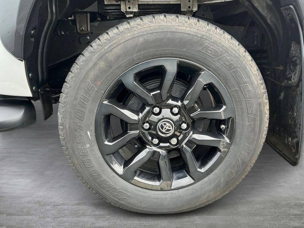Toyota HILUX 2.8 D-4d-h Invincible X Pickup Hybrid A  #6