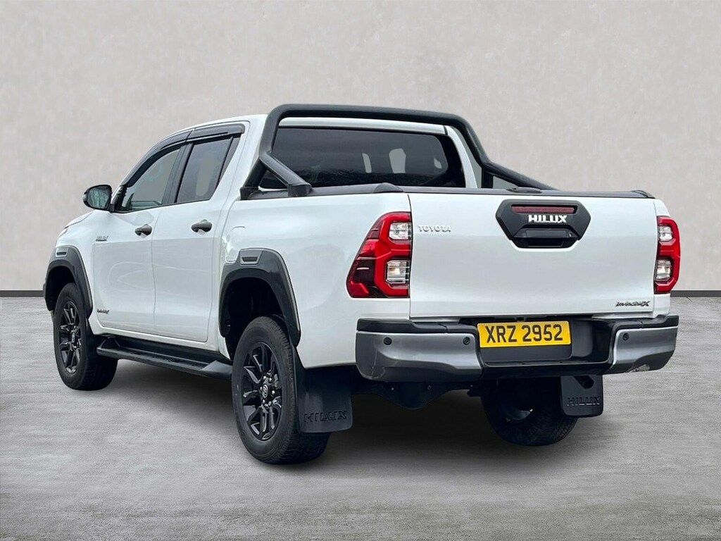 Toyota HILUX 2.8 D-4d-h Invincible X Pickup Hybrid A  #2