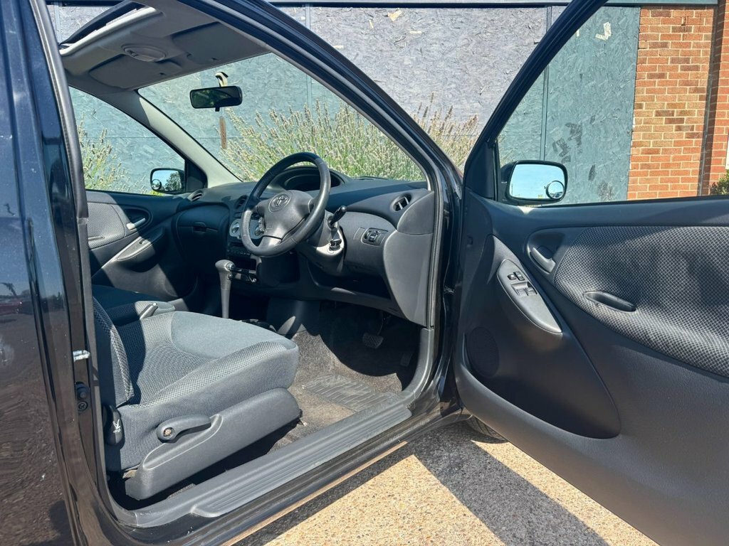 Toyota Yaris 1.3 Colour Collection Vvt-i 86 Bhp Blue #19