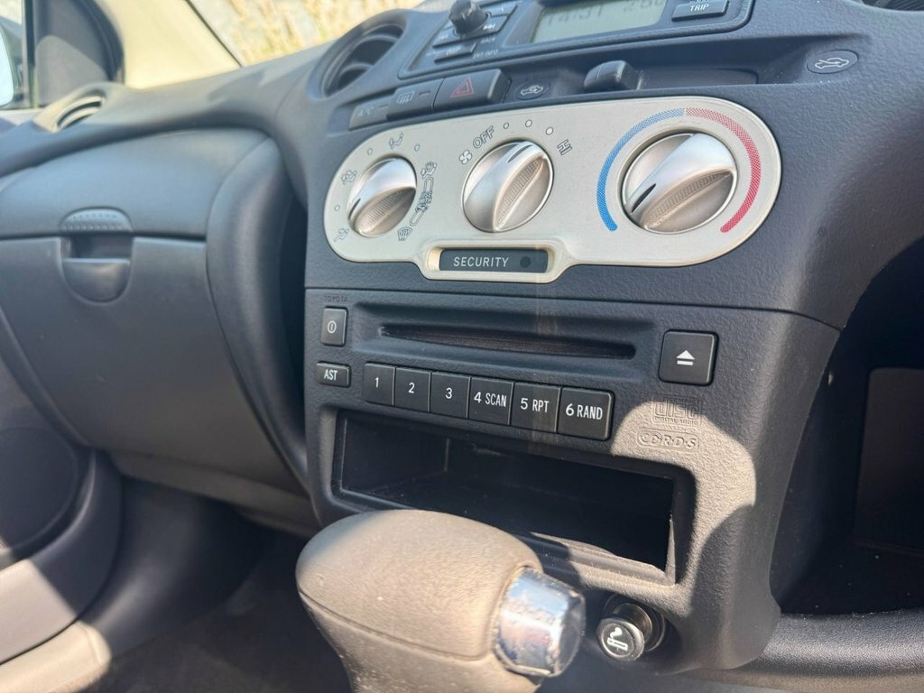 Toyota Yaris 1.3 Colour Collection Vvt-i 86 Bhp Blue #25