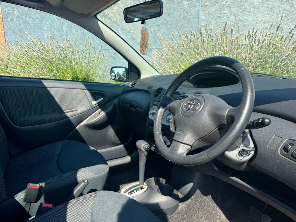 Toyota Yaris 1.3 Colour Collection Vvt-i 86 Bhp Blue #20