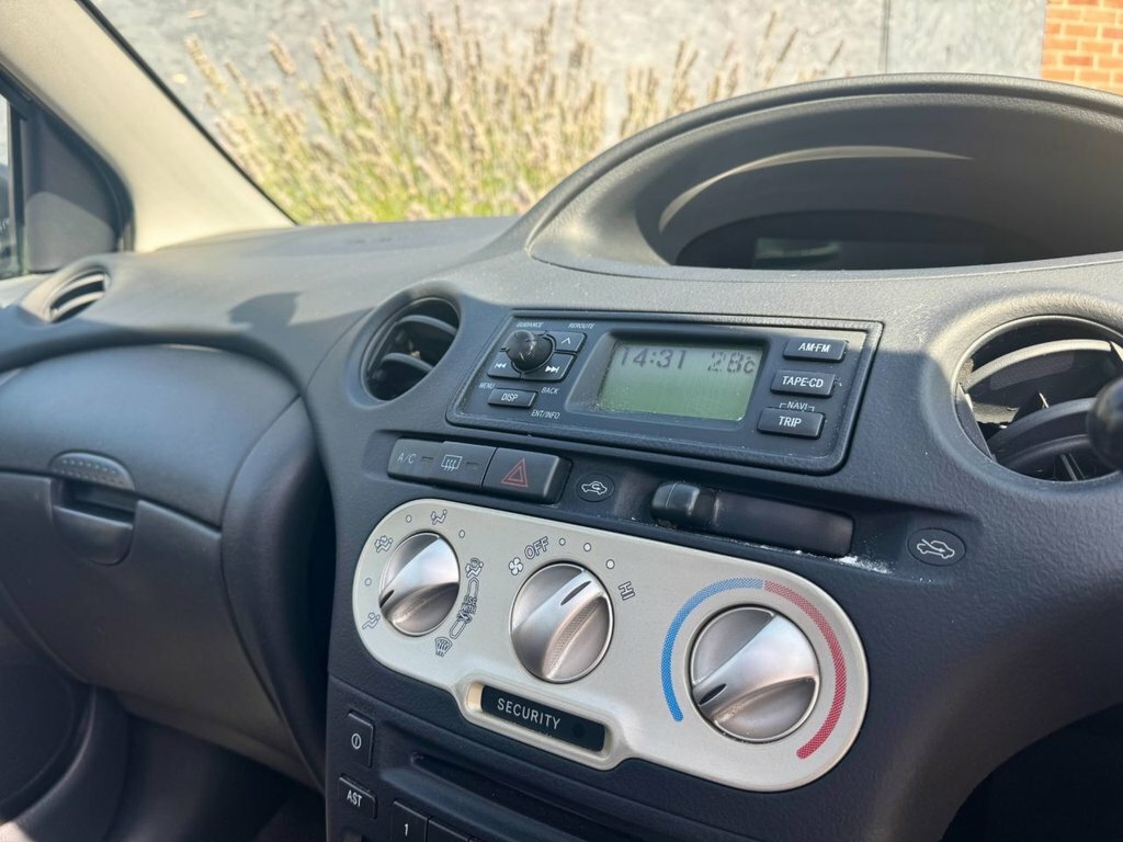 Toyota Yaris 1.3 Colour Collection Vvt-i 86 Bhp Blue #26