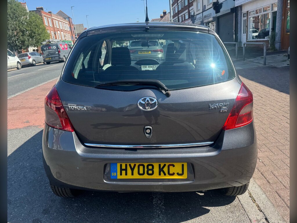 Toyota Yaris 1.0 T2 Vvt-i 69 Bhp Silver #8