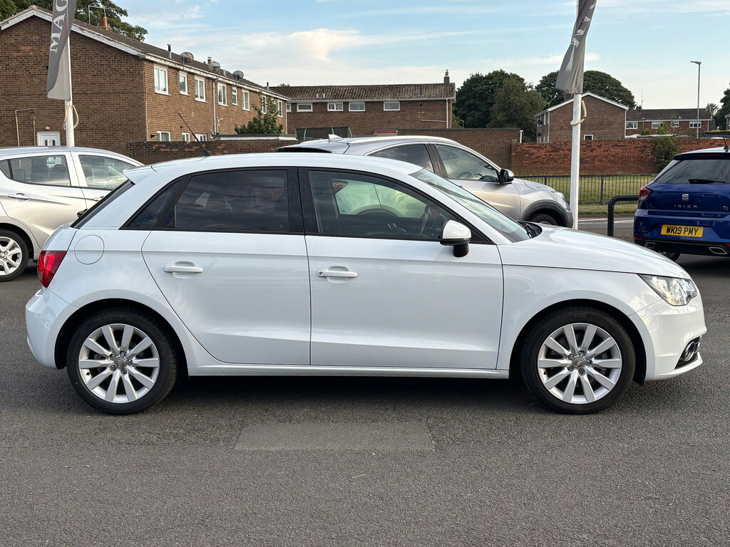 Audi A1 1.6 Tdi Sport Sportback Euro 5 White #2