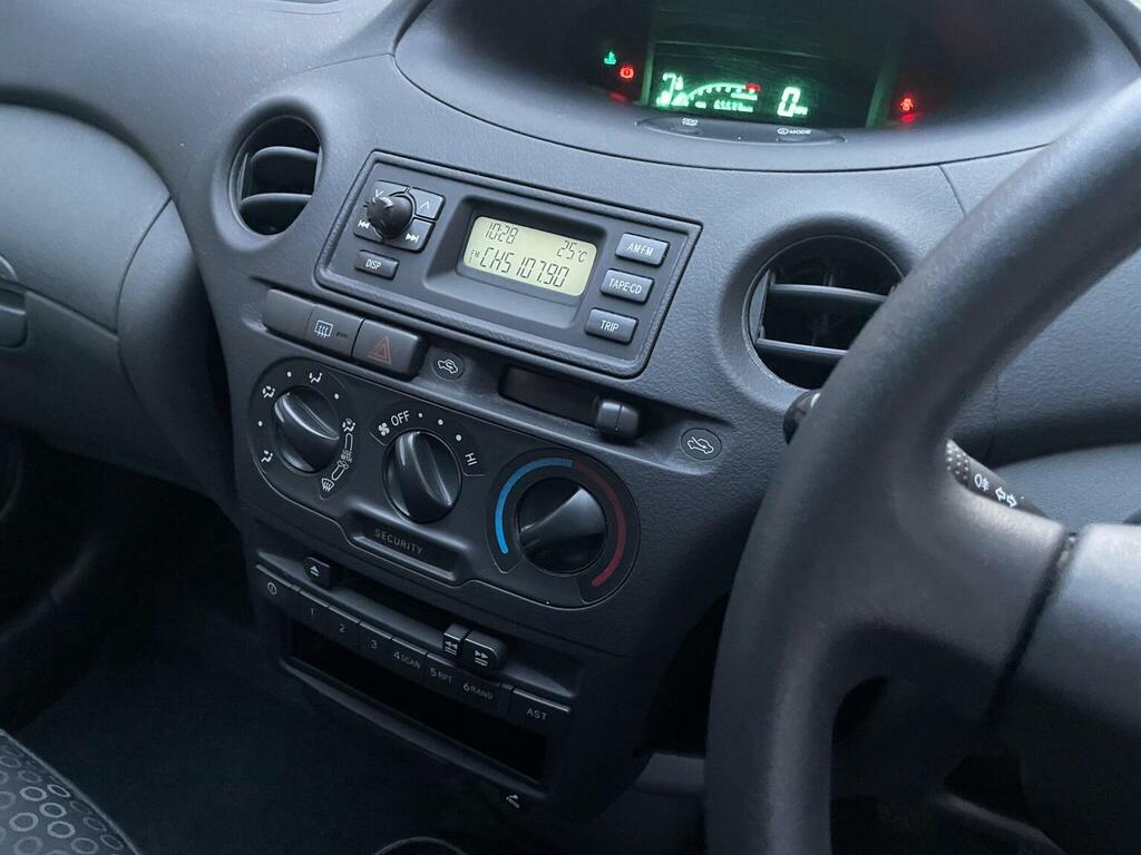 Toyota Yaris Vvti T Spirit Silver #8