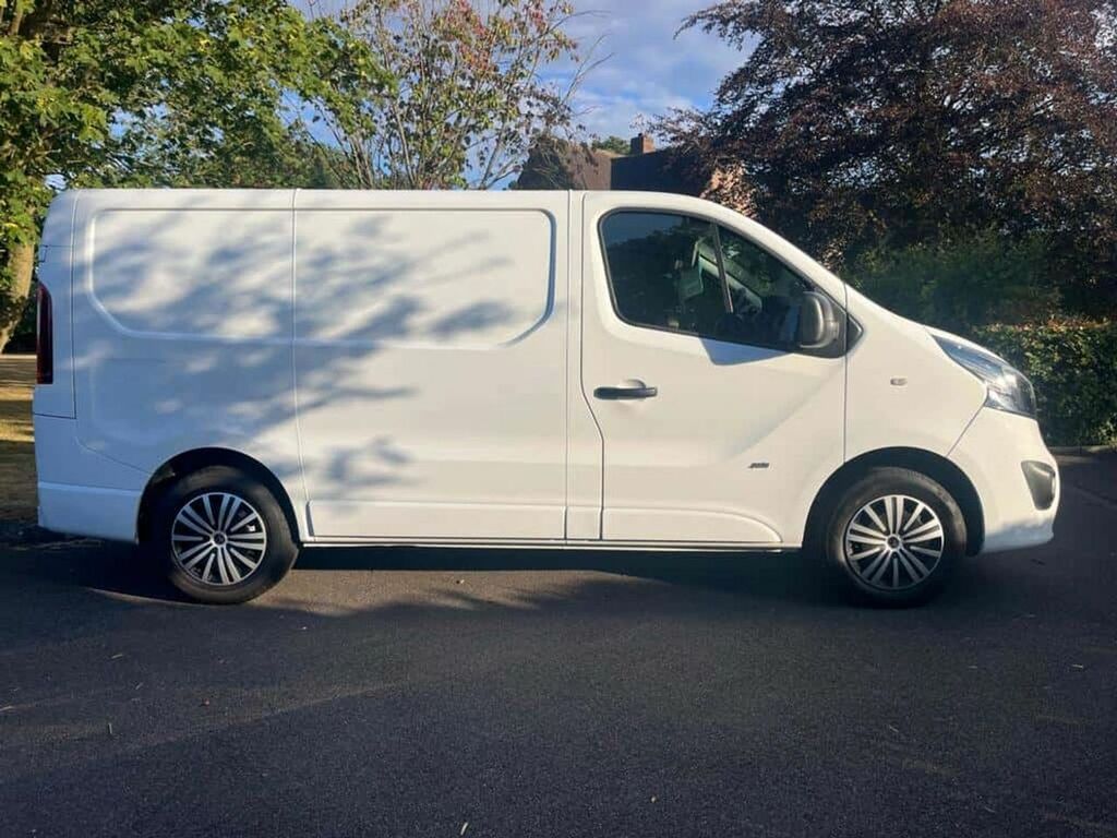 Vauxhall Vivaro Mpv White #4