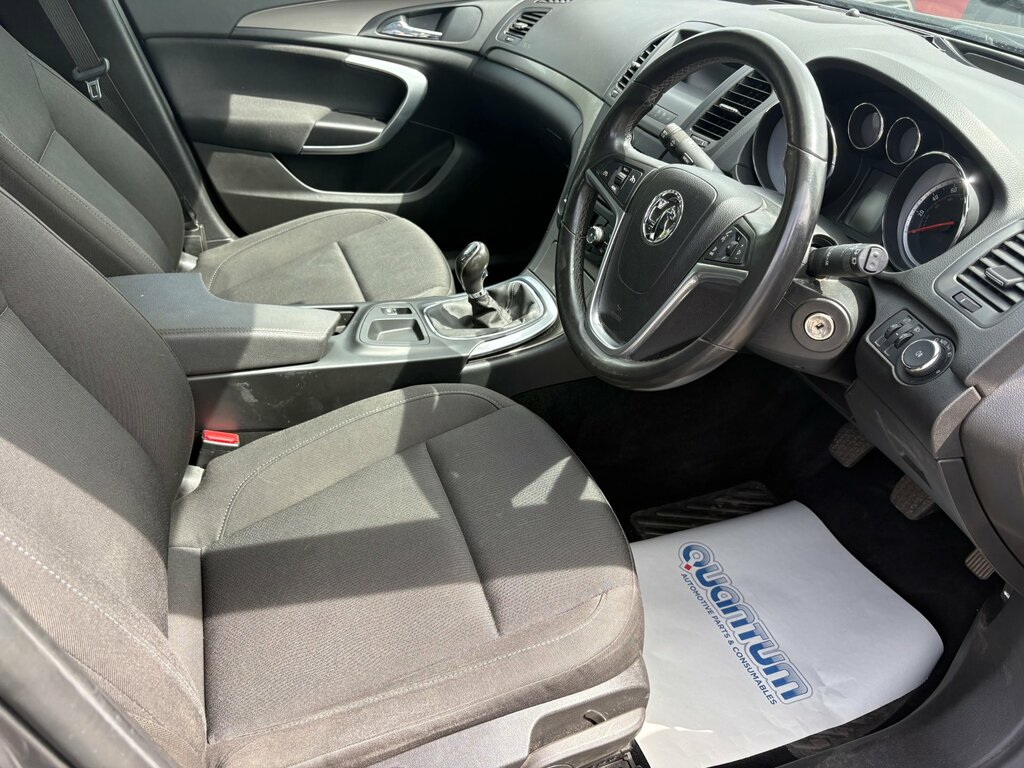 Vauxhall Insignia 1.8 16V Exclusiv Hatchback Euro White #11