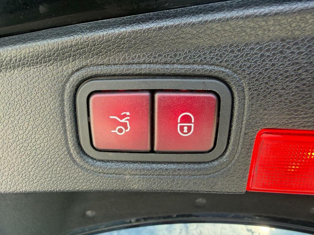 Mercedes-Benz C Class 2.0 C300 Amg Line Premium Plus Cabriolet Pet Red #18