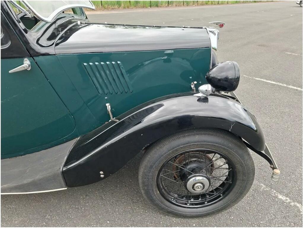 Morris Eight Saloon Green #5
