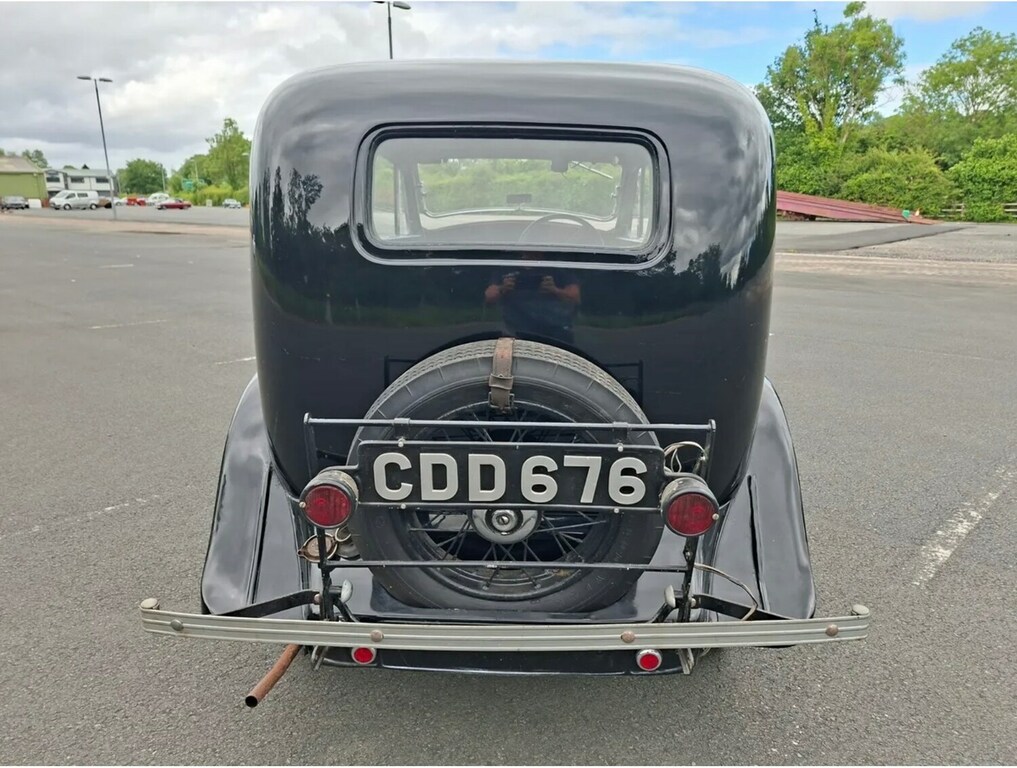 Morris Eight Saloon Green #3
