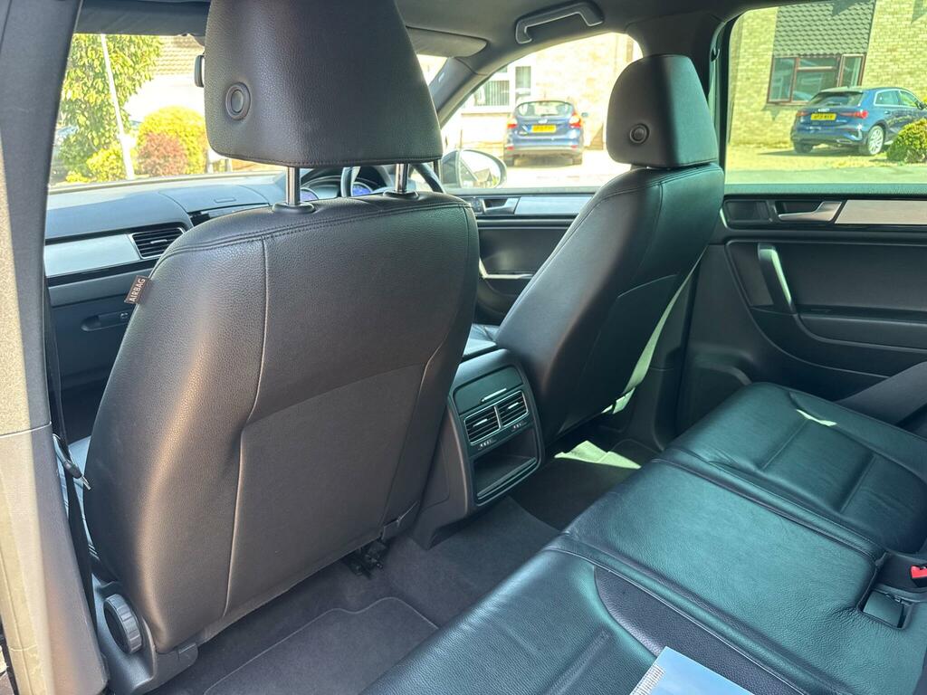 Volkswagen Touareg 3.0L V6 Altitude Tdi Silver #29