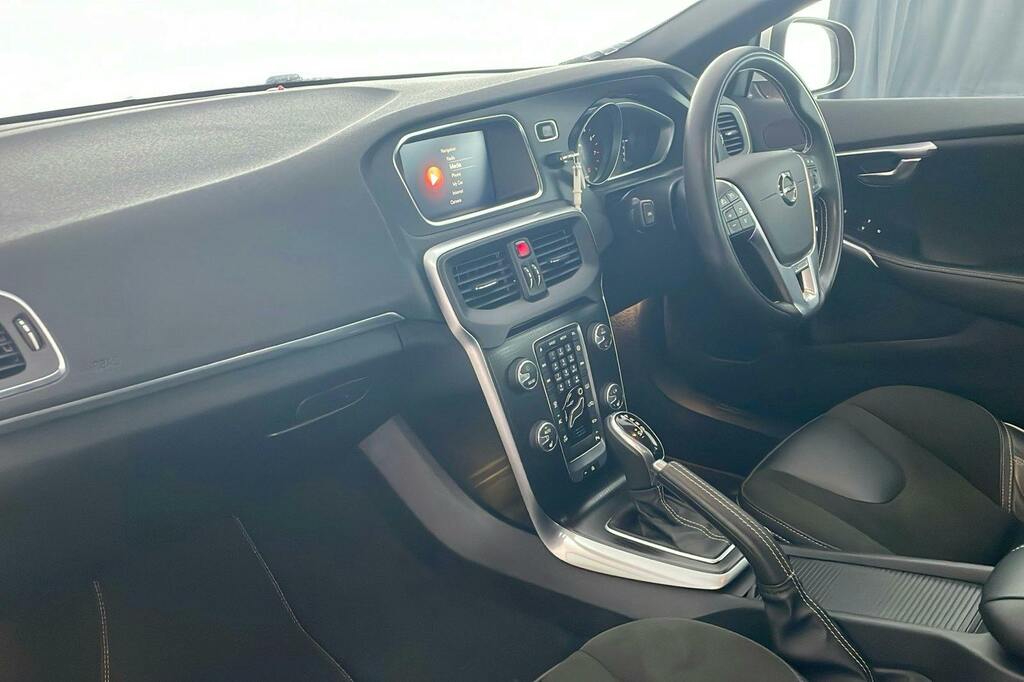Volvo V40 1.5 T2 Gpf R Design Nav Plus Hatchback Red #2