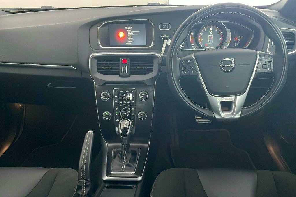 Volvo V40 1.5 T2 Gpf R Design Nav Plus Hatchback Red #4