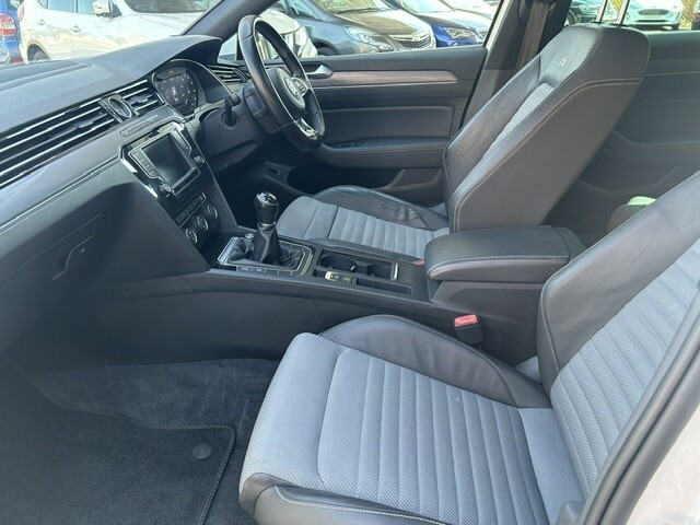 Volkswagen Passat 2.0 Tdi R-line Dsg Panoramic Roof 7 Speed #9