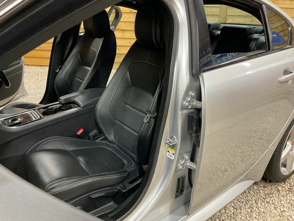 Jaguar XE 2.0 240 R-sport Pan Roof, 19 Alloys Re White #24