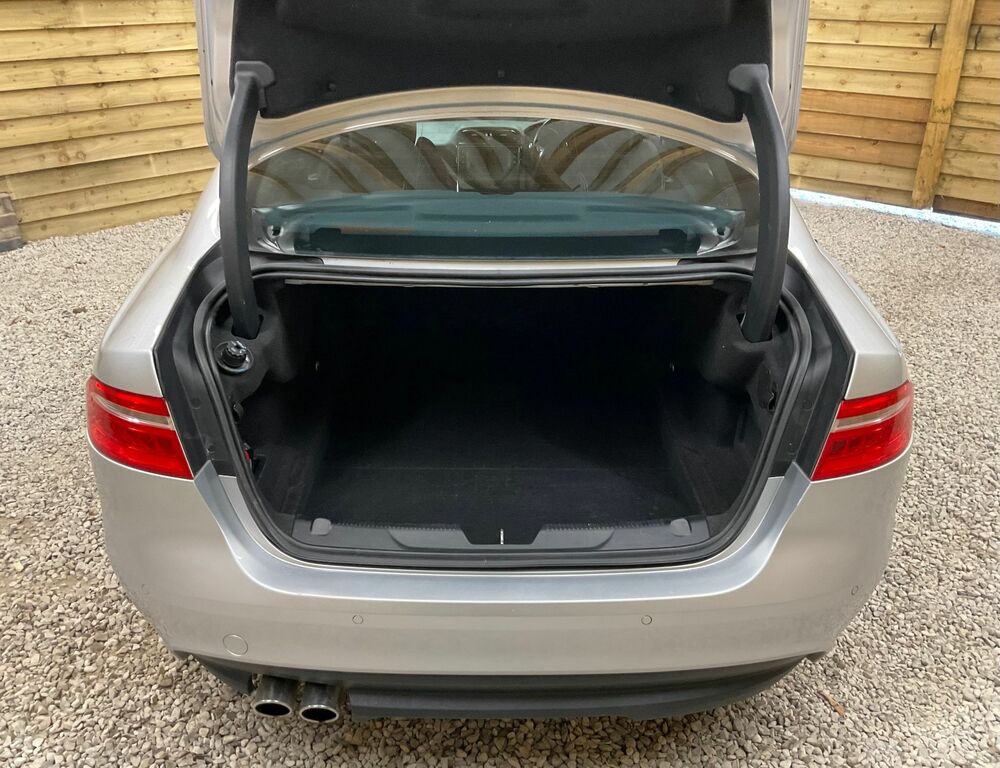Jaguar XE 2.0 240 R-sport Pan Roof, 19 Alloys Re White #41