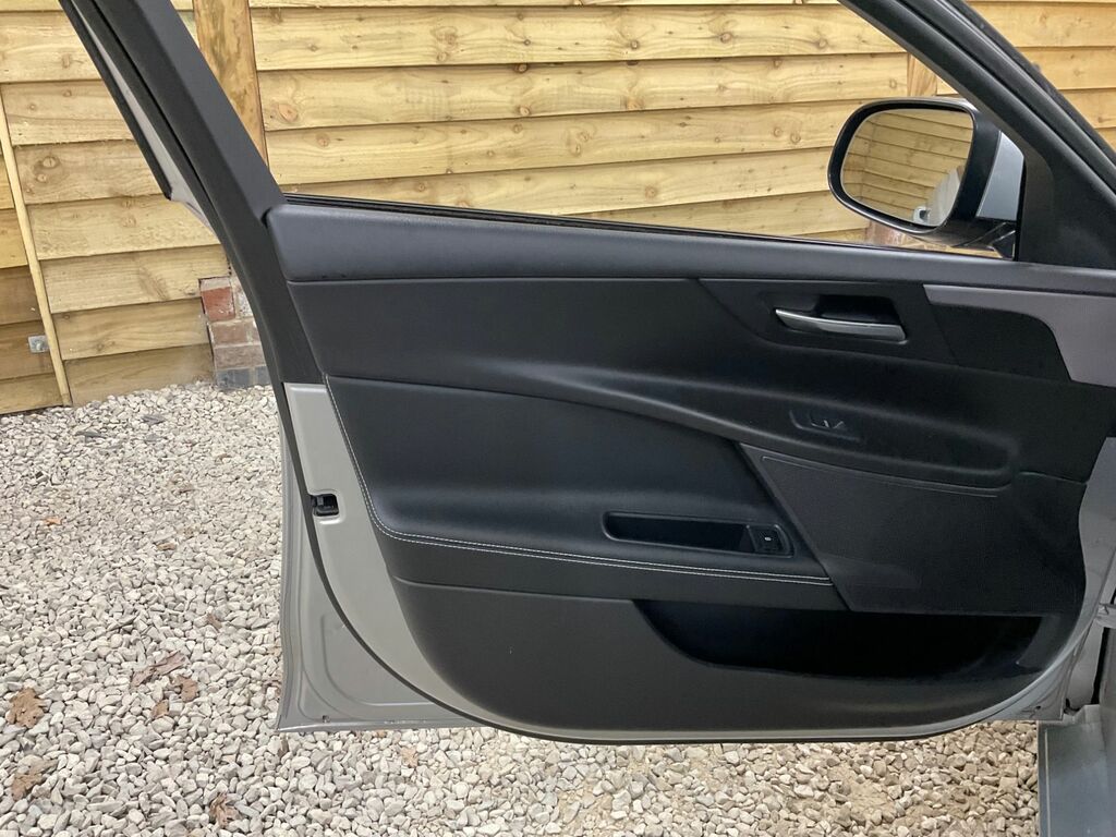 Jaguar XE 2.0 240 R-sport Pan Roof, 19 Alloys Re White #20