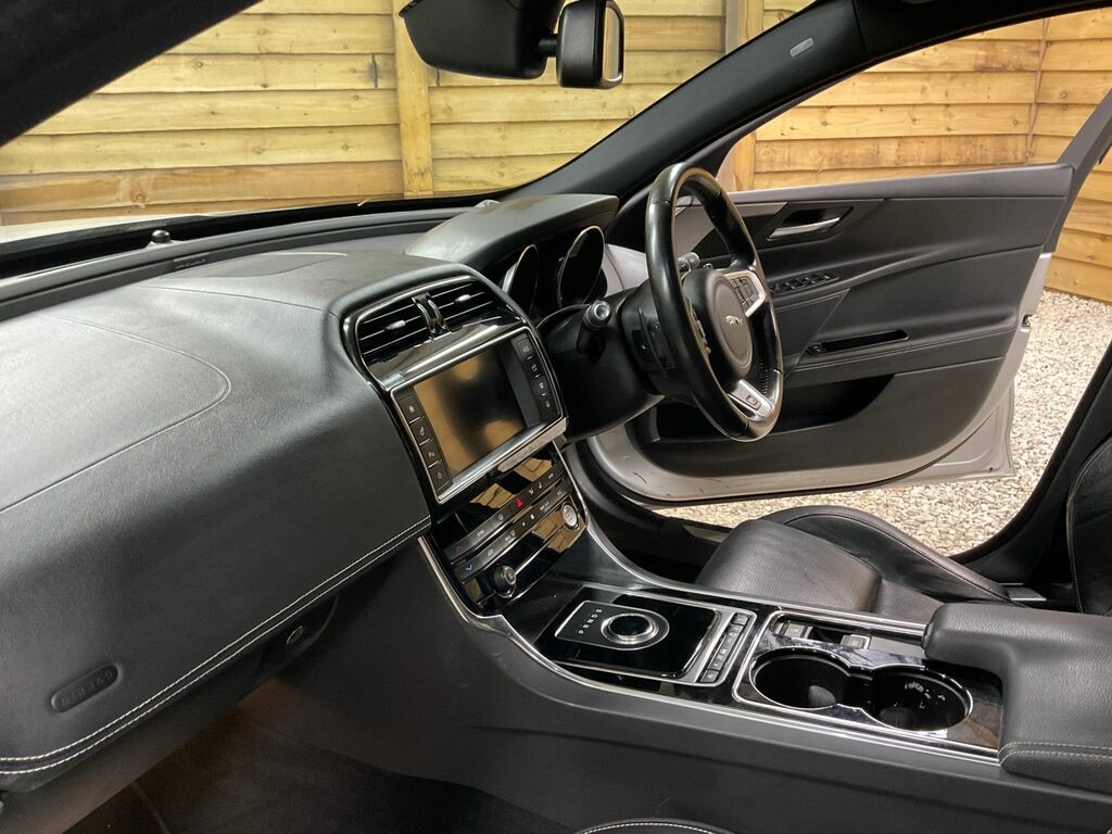 Jaguar XE 2.0 240 R-sport Pan Roof, 19 Alloys Re White #22