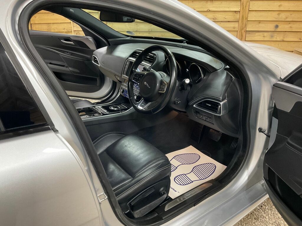 Jaguar XE 2.0 240 R-sport Pan Roof, 19 Alloys Re White #11