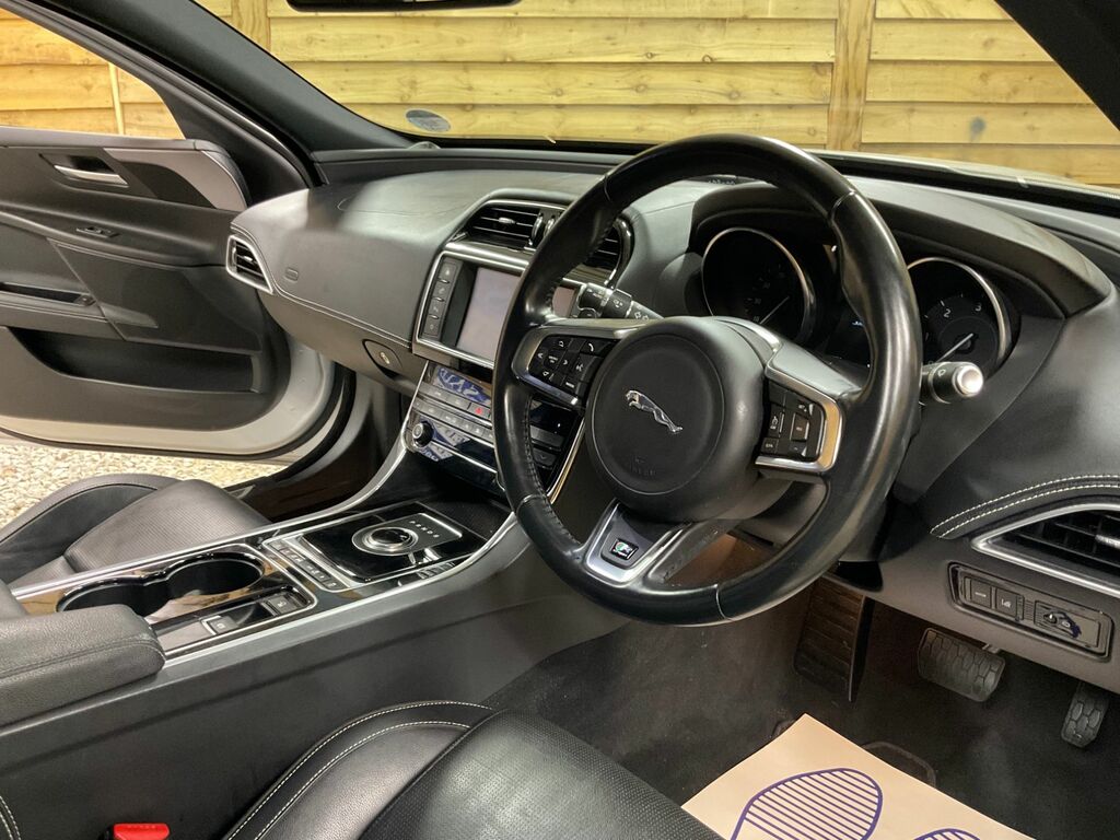 Jaguar XE 2.0 240 R-sport Pan Roof, 19 Alloys Re White #12