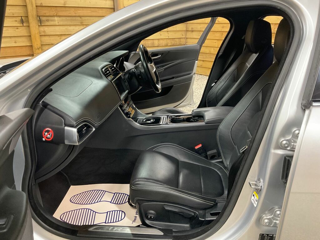 Jaguar XE 2.0 240 R-sport Pan Roof, 19 Alloys Re White #23