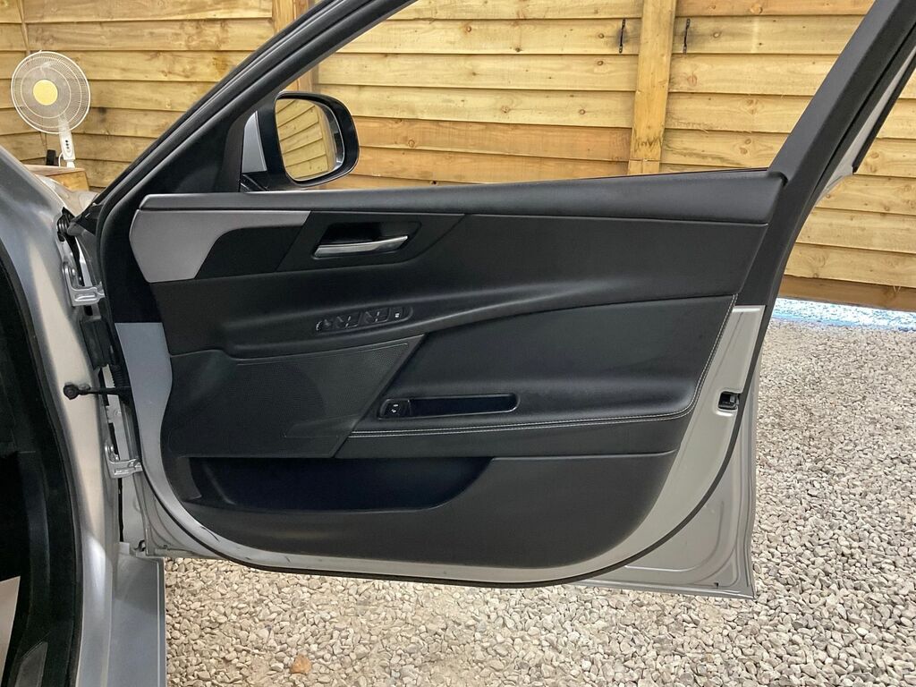 Jaguar XE 2.0 240 R-sport Pan Roof, 19 Alloys Re White #8