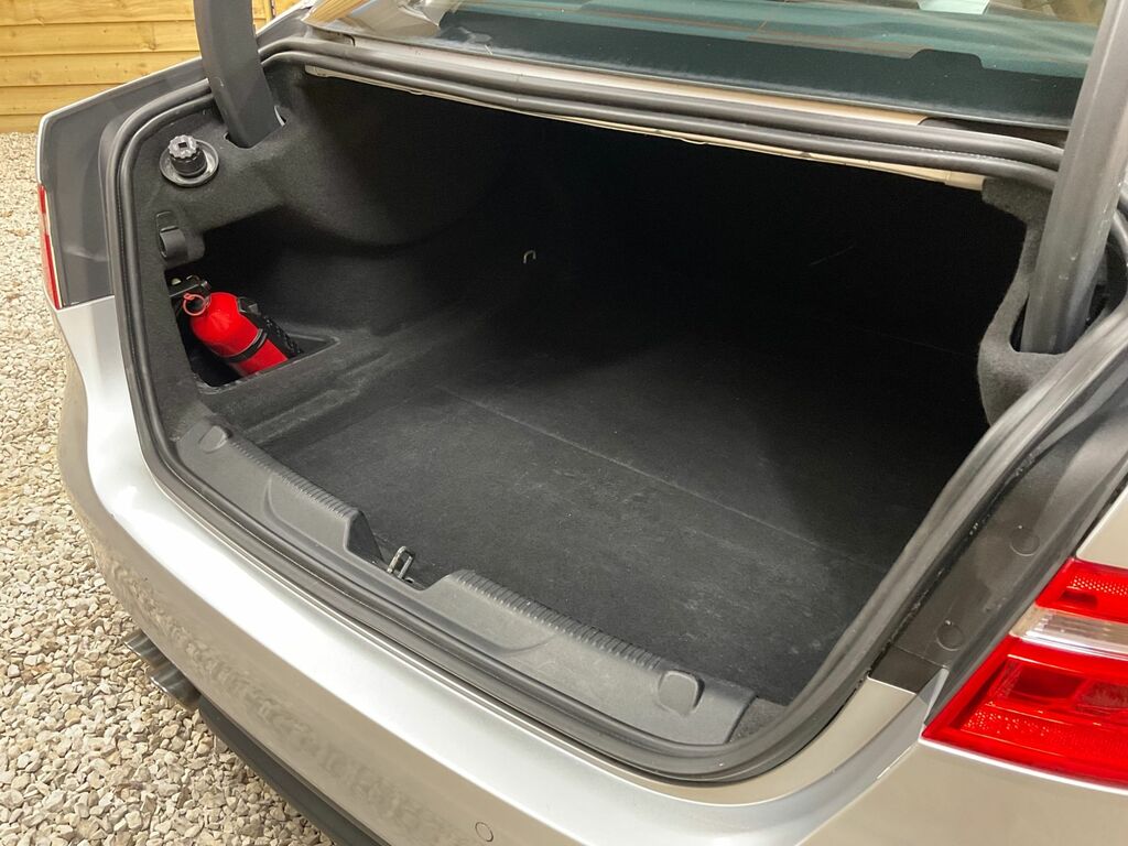 Jaguar XE 2.0 240 R-sport Pan Roof, 19 Alloys Re White #42