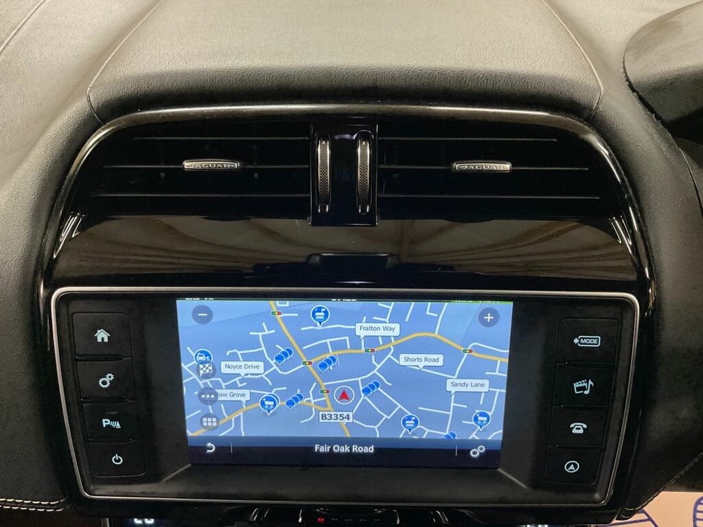 Jaguar XE 2.0 240 R-sport Pan Roof, 19 Alloys Re White #33