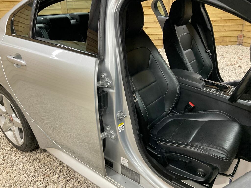 Jaguar XE 2.0 240 R-sport Pan Roof, 19 Alloys Re White #15