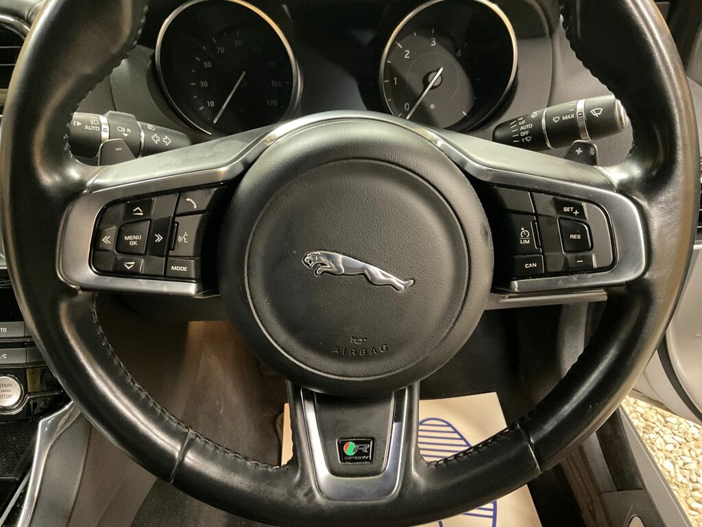Jaguar XE 2.0 240 R-sport Pan Roof, 19 Alloys Re White #28