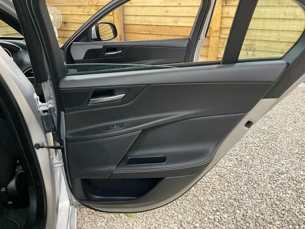 Jaguar XE 2.0 240 R-sport Pan Roof, 19 Alloys Re White #17