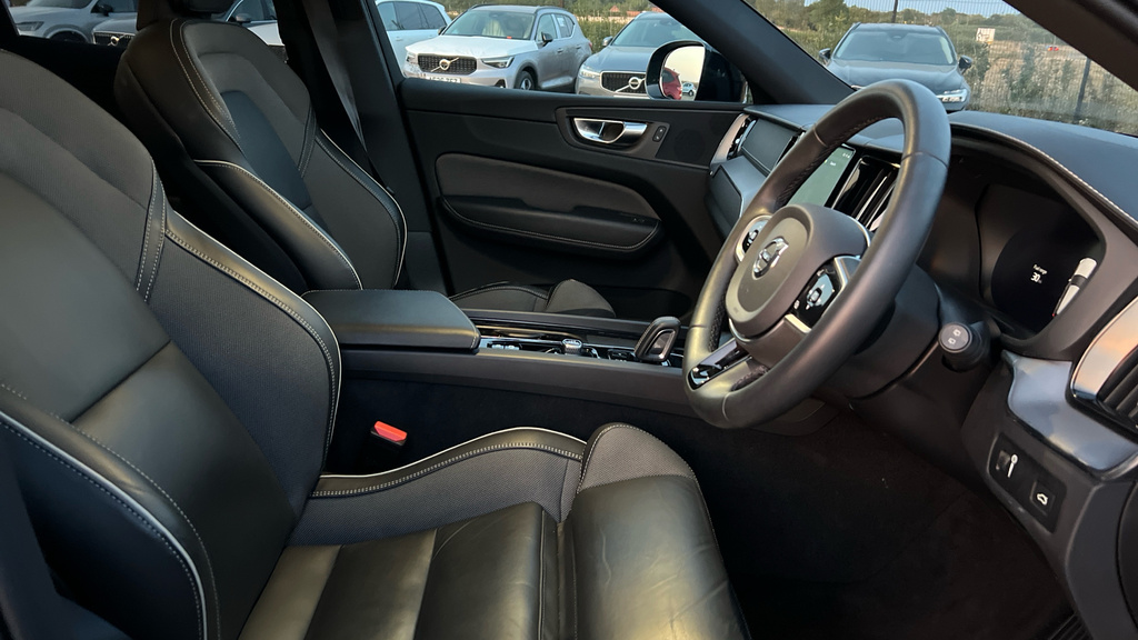 Volvo XC60 Xc60 2.0 B4d R Design Pro Awd Geartronic YP22RGU Black #6
