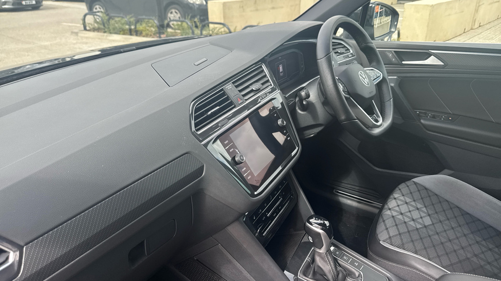 Volkswagen Tiguan Tiguan 1.5 Tsi 150 R-line Dsg YH23FPC Black #2