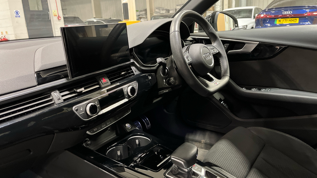 Audi A4 Avant A4 40 Tfsi 204 Black Edition S Tronic MW24RZK Black #2