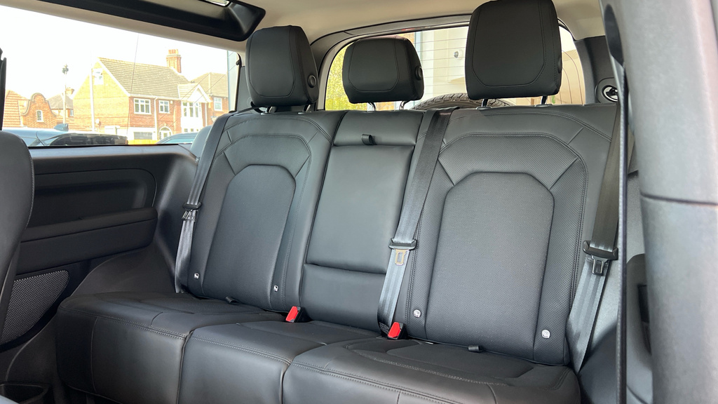 Land Rover Defender 90 Defender 2.0 P300 Se 90 6 Seat White #4
