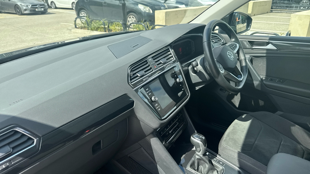 Volkswagen Tiguan Tiguan 1.5 Tsi 150 Elegance Dsg EF23OKP Black #2