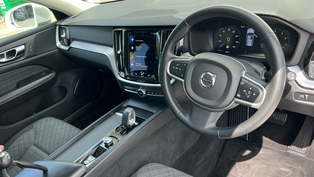 Volvo V60 V60 2.0 B3p Momentum 7 Speed White #4