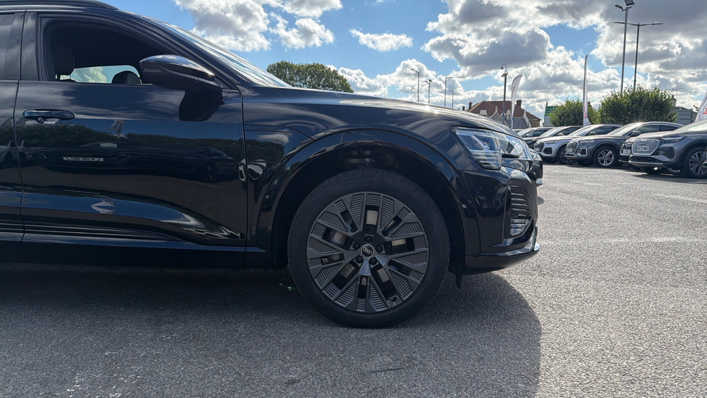Audi Q8 e tron Q8 300Kw 55 Quattro 114Kwh Black Edition Black #5