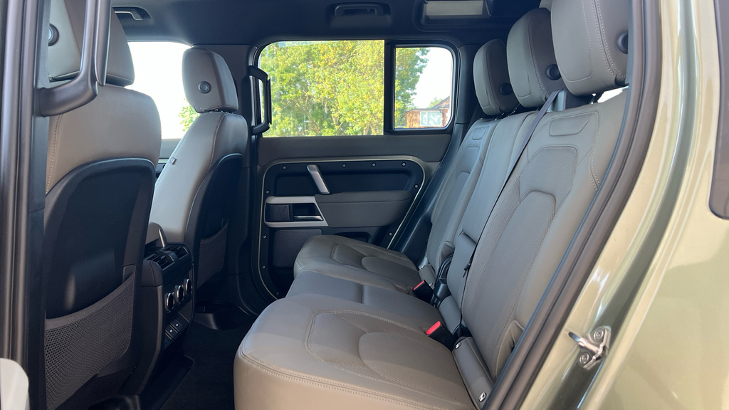 Land Rover Defender 110 Defender 3.0 D300 X-dynamic S 110 7 Seat Green #4