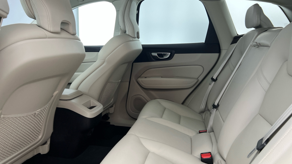 Volvo XC60 R-design Pro, B5 Awd Mild Hybrid White #7