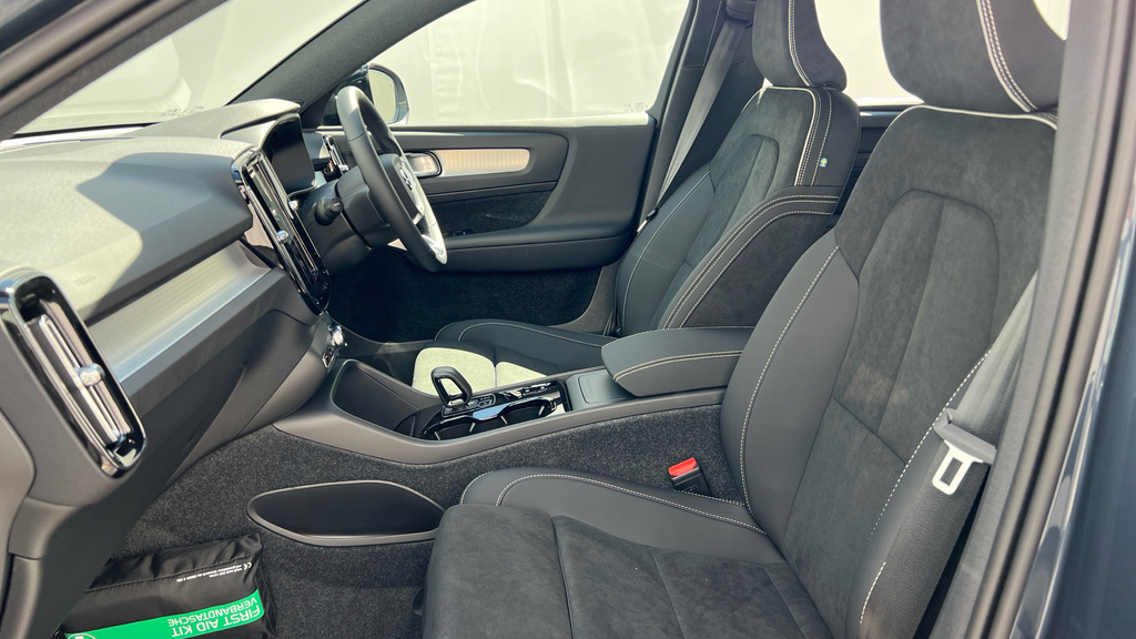 Volvo XC40 B3 161Bhp Black Edition Plus Mild Hybrid - Rear Black #24