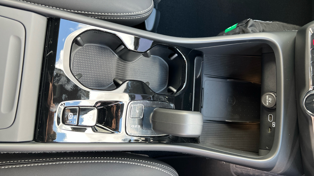 Volvo XC40 B3 161Bhp Black Edition Plus Mild Hybrid - Rear Black #35