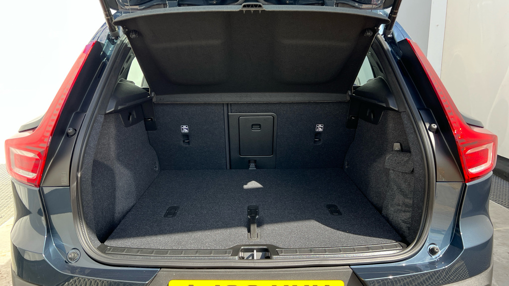 Volvo XC40 B3 161Bhp Black Edition Plus Mild Hybrid - Rear Black #13